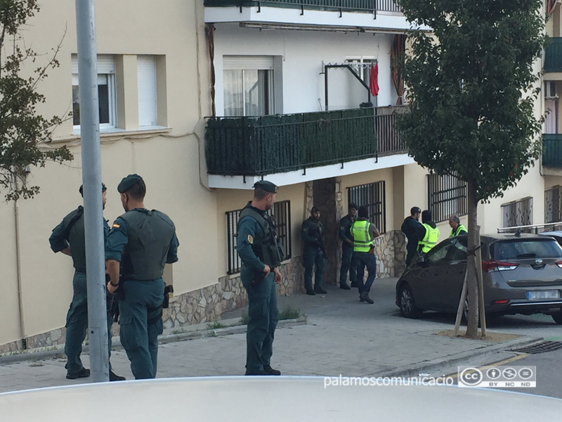 Agents de la Guàrdia Civil davant el domicili de la detinguda.