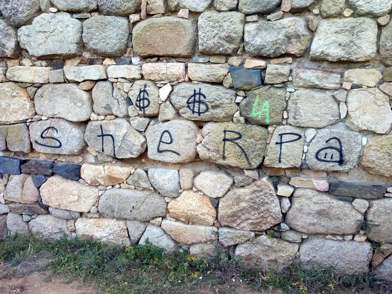 Pintades en els murs del poblat. (Foto: Revista del Baix Empordà).