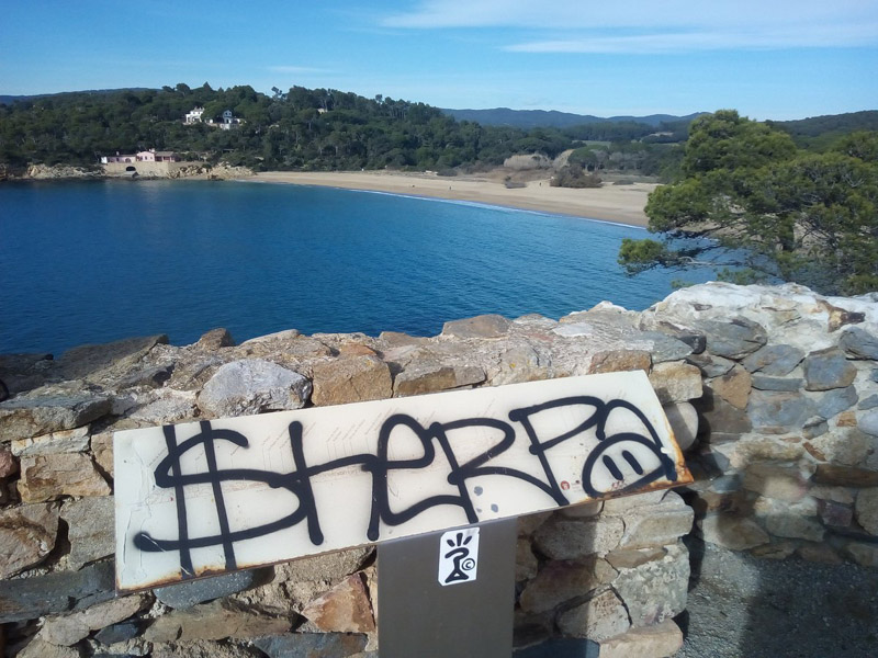 Més actes vandàlics al patrimoni palamosí. (Foto: Revista del Baix Empordà).