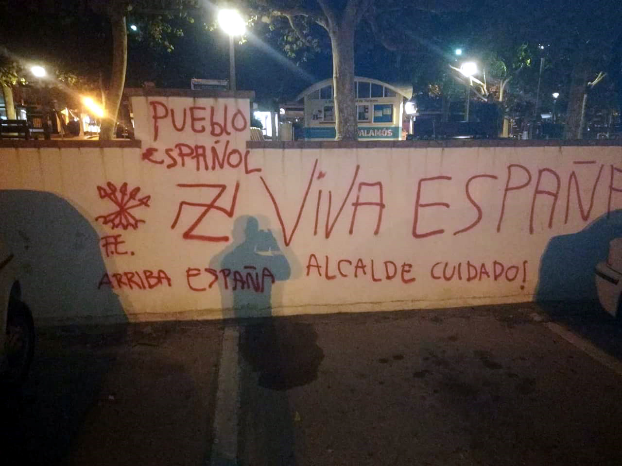 Pintades amb consignes feixistes en el mur del passeig amb el pàrquing de la platja Gran.