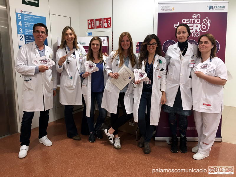 Taula informativa a l'hospital en el Dia Mundial de l'Asma.