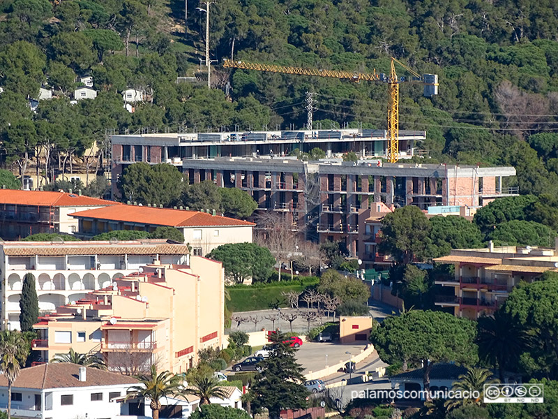 Els dos edificis que estan en fase de construcció a la pineda d'en Gori.