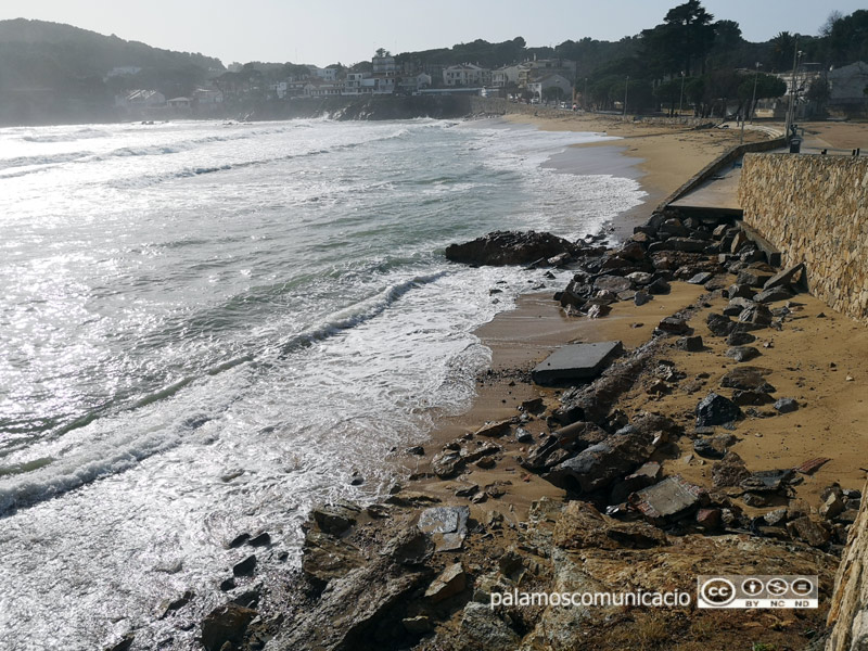 La platja de la Fosca, amb els seus serveis, ha estat la més afectada pel temporal.