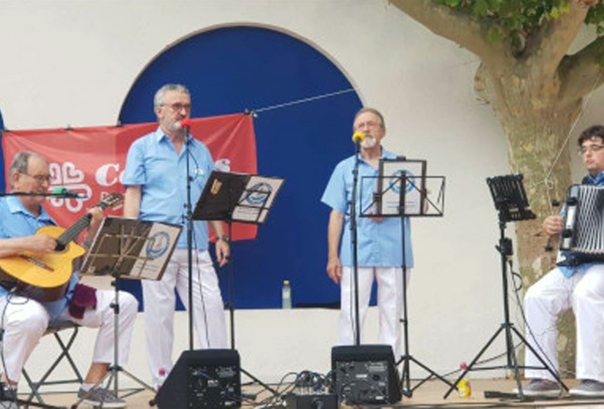 Els Vell Galligants en una actuació a l'Arbreda.