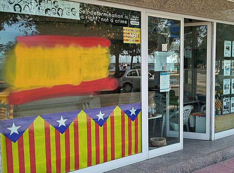 Pintades al local del passeig del Mar que l'ANC fa servir de magatzem. (Foto: ANC Palamós, Sant Joan i Vall-llobrega).