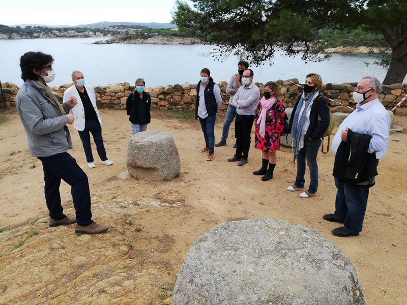 Abans de la signatura del conveni, representants de les tres institucions han visitat el jaciment. (Foto: Ajuntament de Palamós).