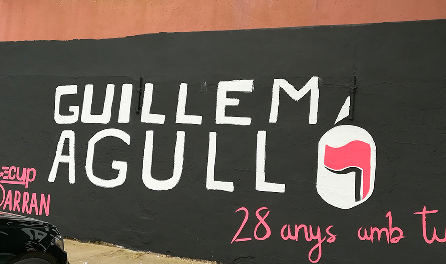 El mural, abans de ser vandalitzat, homenatja a l'activista valencià Guillem Agulló, assassinat fa 28 anys. (Foto: CUP Palamós Vila-romà).