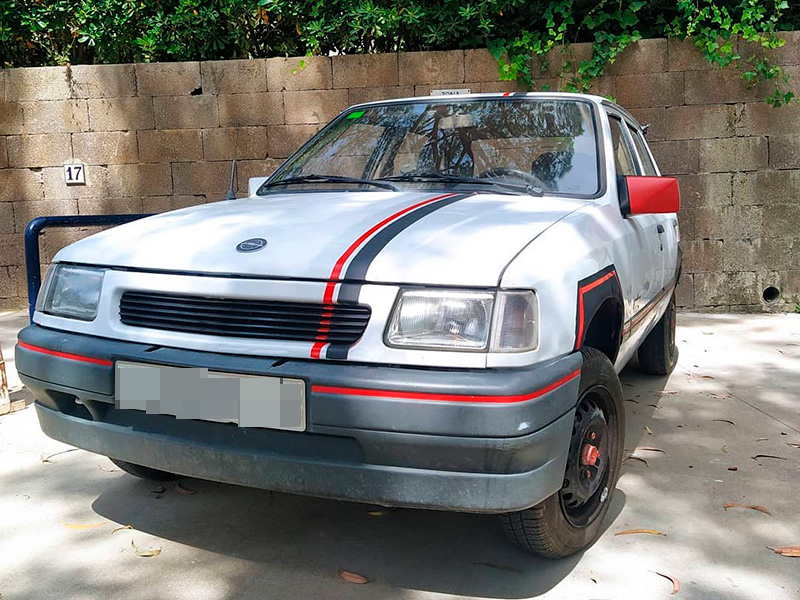 Un Opel Corsa de l'any 1991. El vehicle amb el que participaran al raid solidari. (Foto: instagram.com/sahra_uniraid).