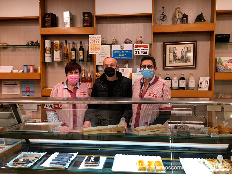 Núria Grau, Josep Gatius i Montse Ponsa a la Pastisseria Collboni del carrer Major de Palamós.