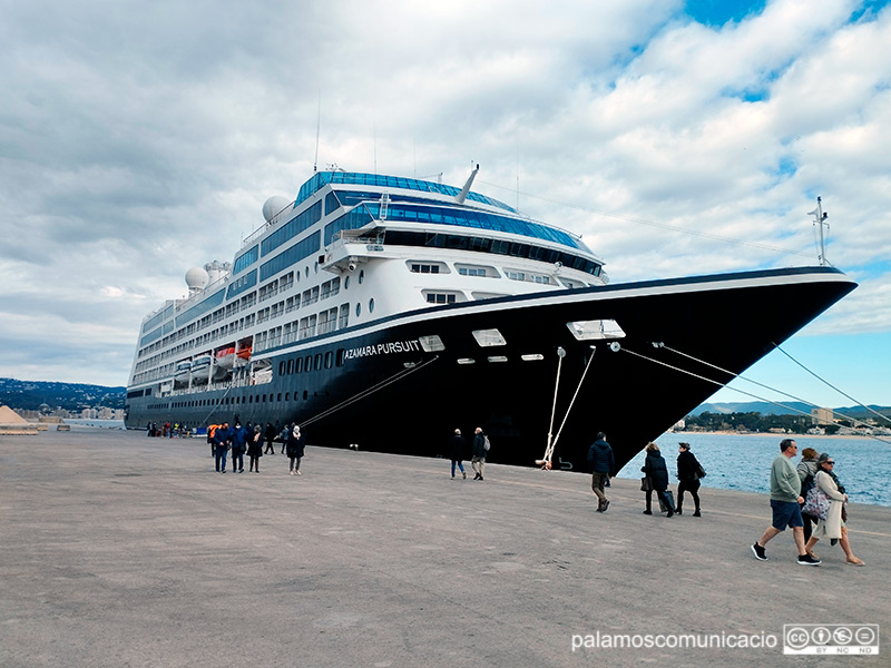 L'Azamara Pursuit va obrir ahir la temporada de creuers al port de Palamós.