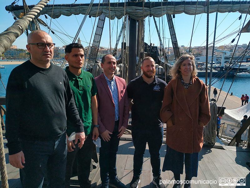 L'alcalde, acompanyat pel regidor de Promoció Econòmica i la regidora de Cultura i Turisme, aquest matí al galió Andalucía.