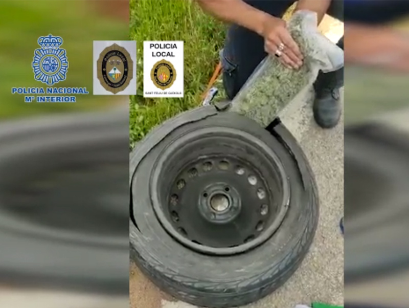 Fragment del vídeo policial que mostra com la marihuana estava amagada dins la roda. (Font: Policia Nacional).