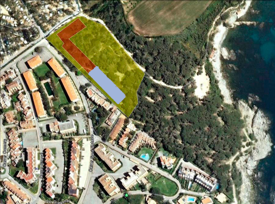 En verd, el sector urbanitzable. De color vermell, la disposició dels dos edificis construïts. En blau, on es vol construir el tercer edifici.