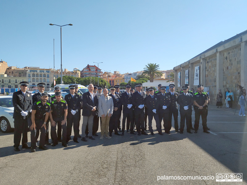 Les autoritats locals amb els integrants de la Policia Local de Palamós, avui al port.