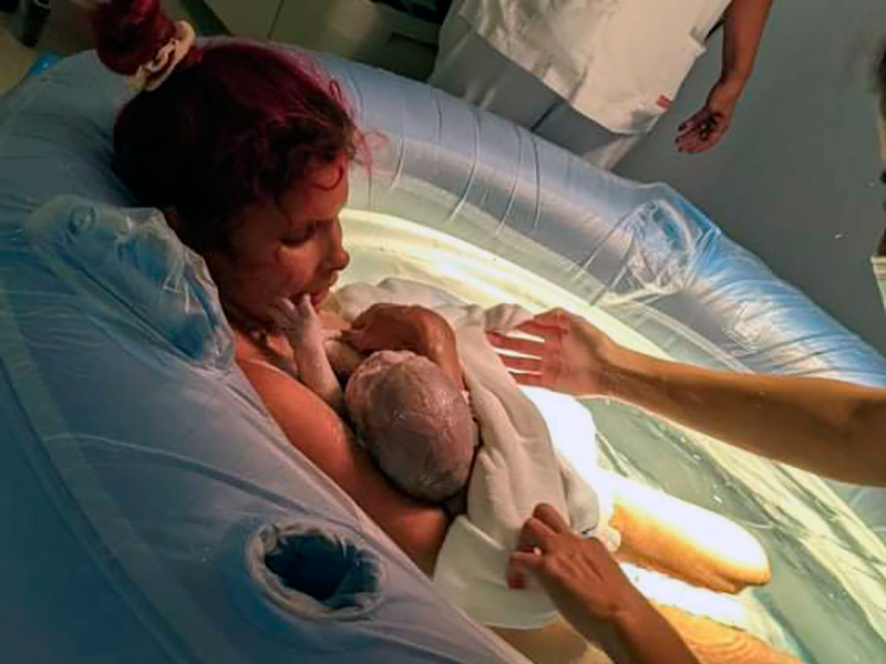 La Lola i la seva mare, la Dareine en el primer part a l'aigua de l'hospital de Palamós. (Foto: SSIBE).