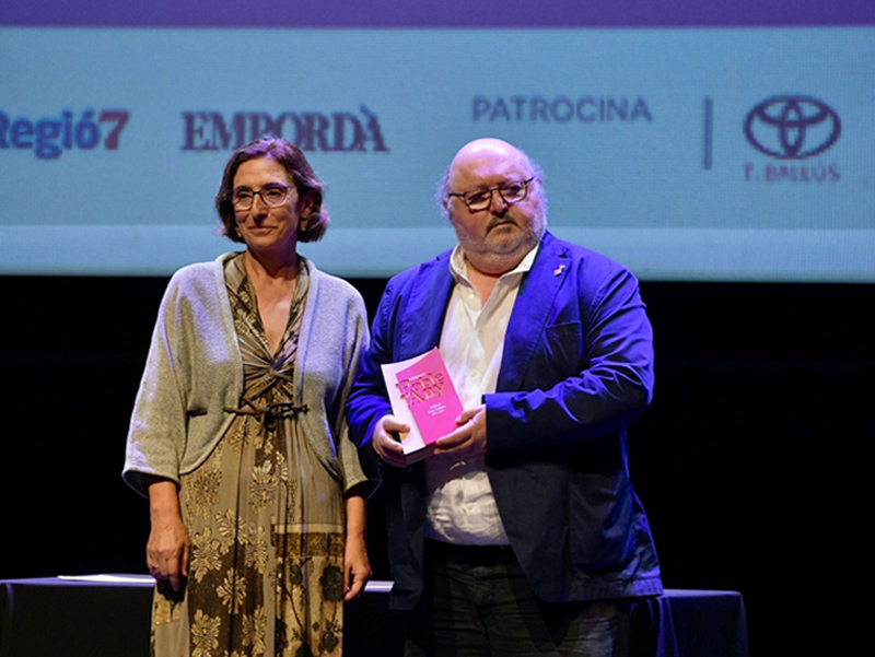 L'alcalde Jordi Soler amb el guardó de 'Poble de l'any cultural'. (Foto: Ajuntament de Calonge i Sant Antoni).