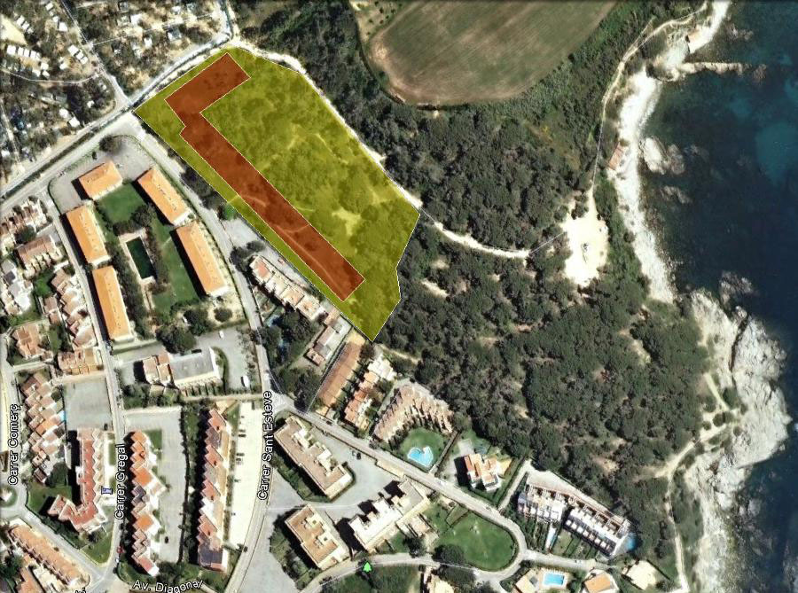 Marcat en verd, el sector urbanitzable i, en vermell, la disposició que tindran els edificis, dos d'ells ja acabats.