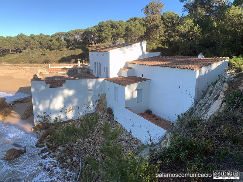 La Generalitat cedeix gratuïtament a l'Ajuntament de Palamós aquestes edificacions per un període de vint anys.