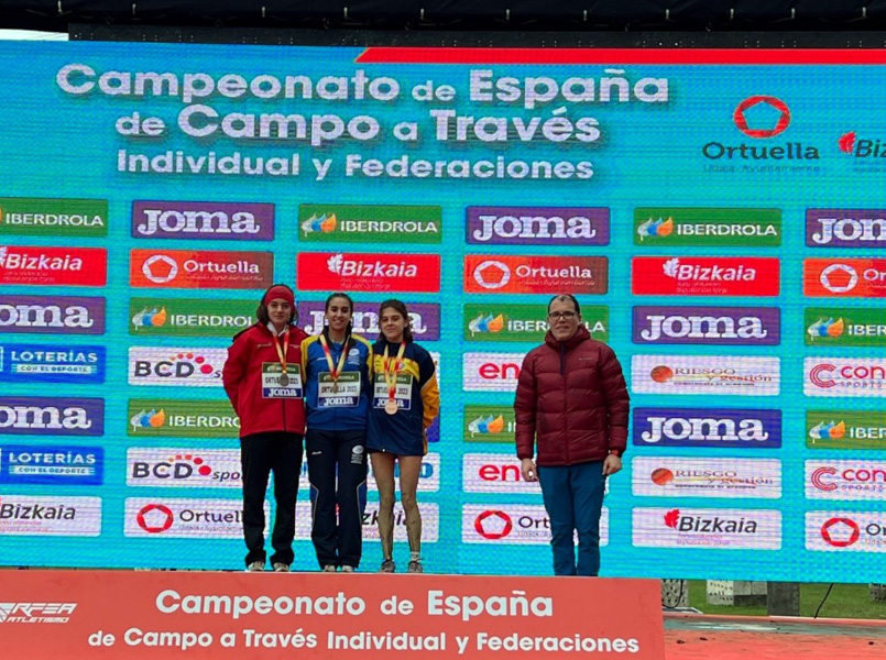 Blanca Batlle, a la dreta, amb la medalla de bronze. (Foto: A.A Palamós).