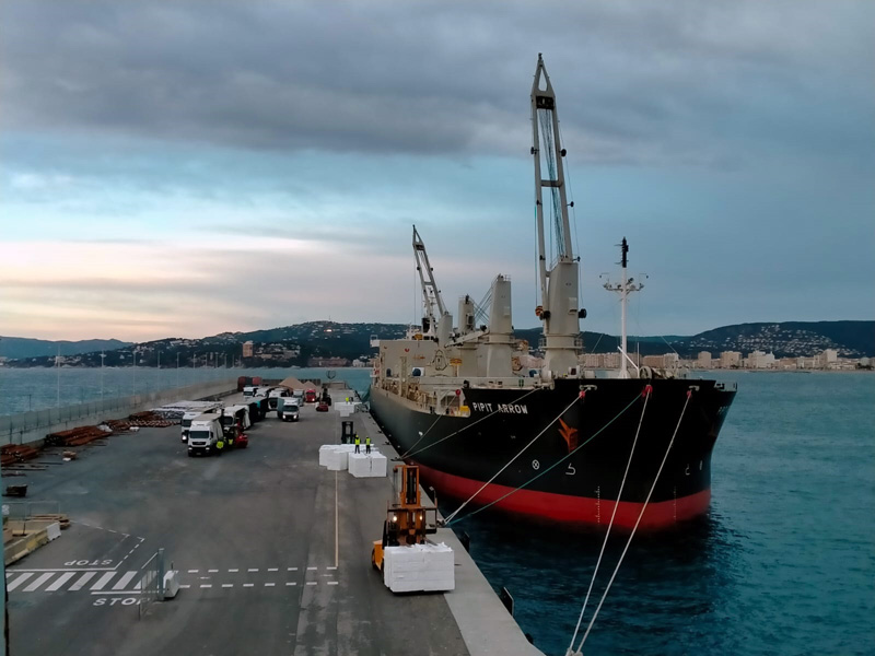 Un vaixell de mercaderies al port de Palamós. (Foto: Ports de la Generalitat).