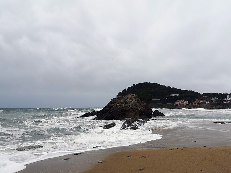 Fort temporal a la platja de La Fosca, ahir a la tarda. (Foto: Ajuntament de Palamós).
