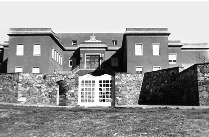 L'edifici de l'hospital de Palamós, als anys 50 del segle passat. (Foto: SAMP).