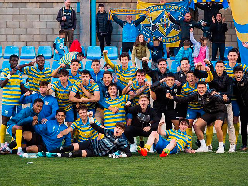 Els jugadors del Palamós celebren la victòria en el darrer partit de lliga jugat a casa. (Foto: Palamós CF).