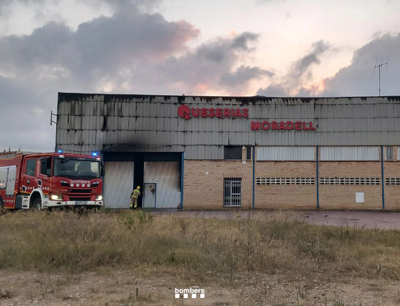 La nau de Formatgeries Moradell a primera hora d'aquest matí. (Foto: Bombers de la Generalitat).