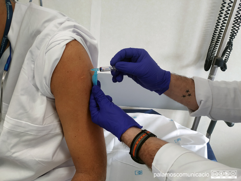 La campanya de vacunació contra la grip i la covid-19 comença avui.