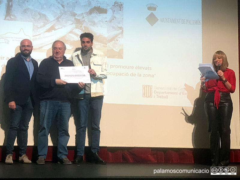 Marc Garcia, de l'Associació de l'Organització de Productors de Peix de Palamós, rep el diploma acreditatiu.