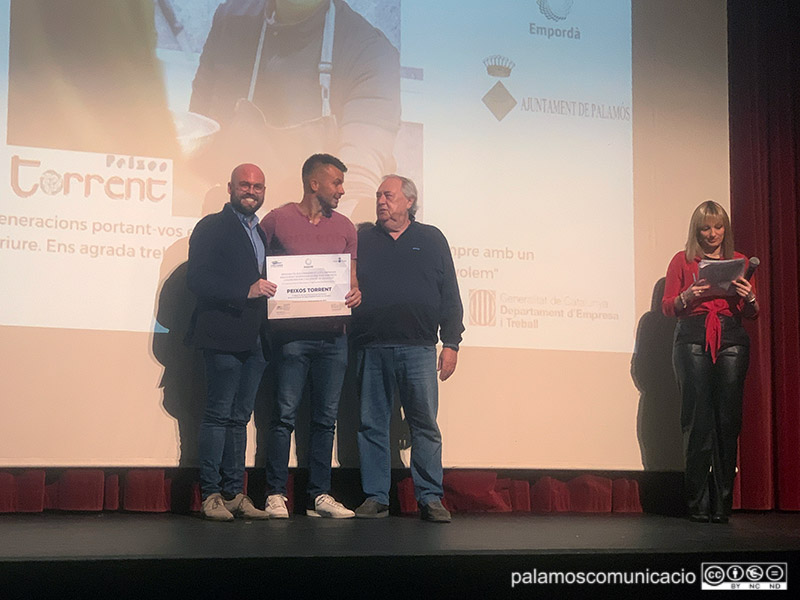 Àlex Torrent, de Peixos Torrent, rebent el reconeixement de mans dels regidors Antoni Bachiller i Raimon Trujillo.