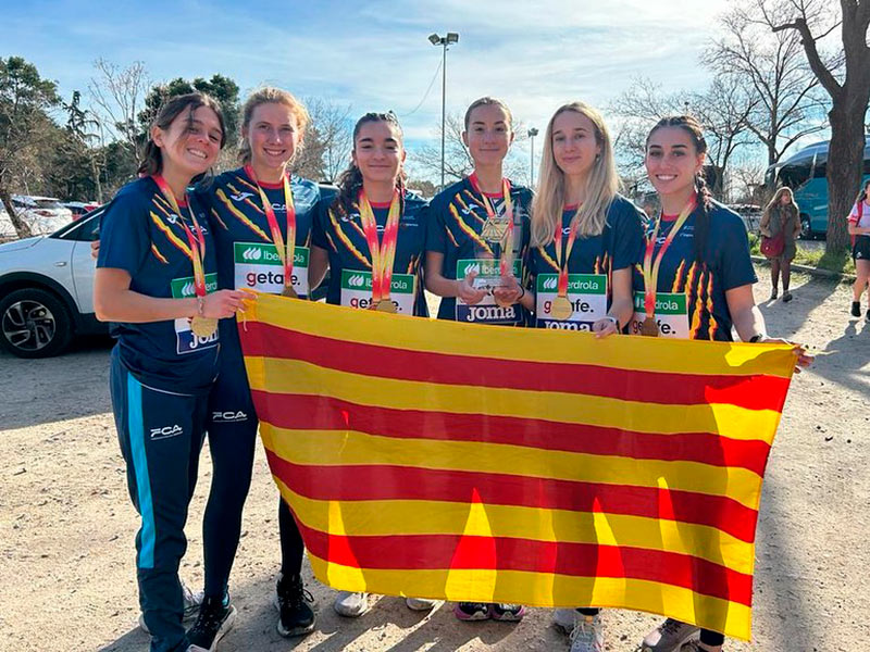 Blanca Batlle, a l'esquerra de la imatge, amb la resta de companyes de la Selecció Catalana sub23. (Foto: Federació Catalana d'Atletisme).