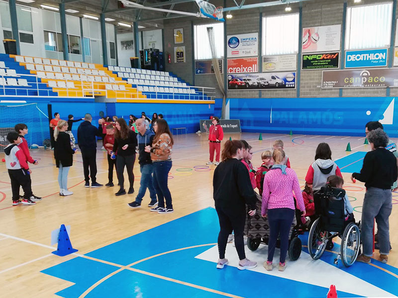 Imatge de l’activitat conjunta dels alumnes realitzada al Pavelló Municipal d’Esports. (Foto: Ajuntament de Palamós).