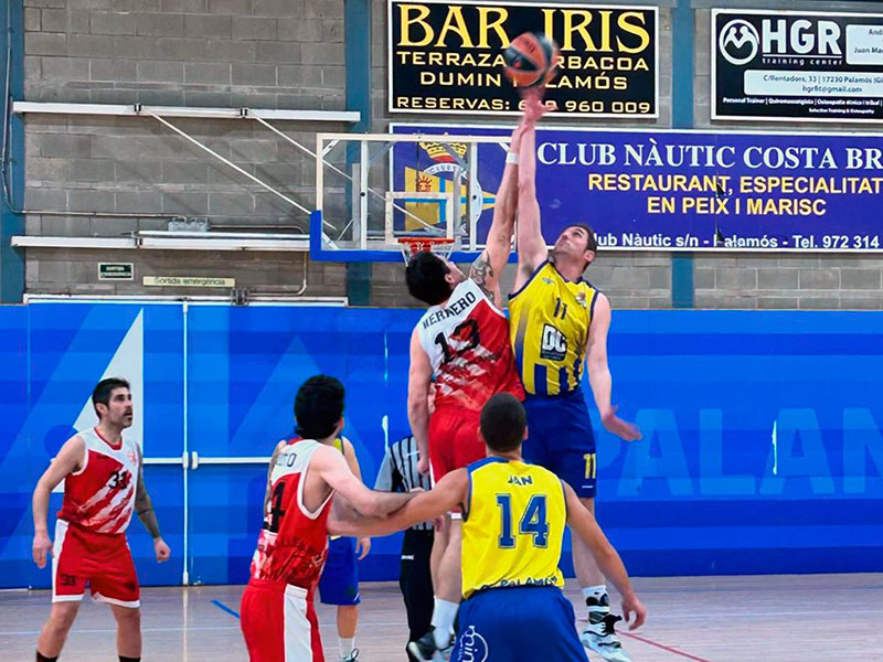 Divendres es van enfrontar el sènior de Primera Territorial del Club Esportiu Palamós amb el Bàsquet Vedruna Palamós.