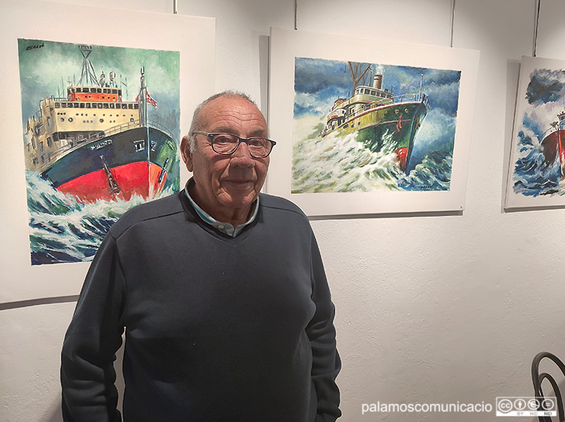 José Luis Escardó davant d'alguna de les seves obres exposades a la galeria Monalisi.