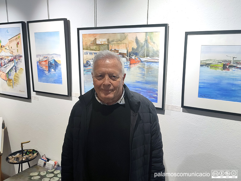 Lluís Martinell davant d'alguna de les seves obres exposades a la galeria Monalisi.