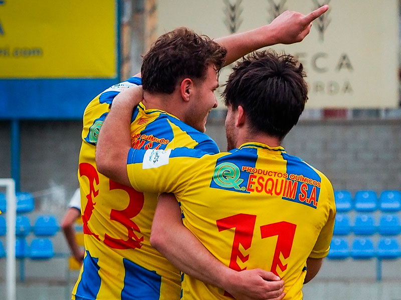 Els jugadors del Palamós, Kevin i Xevi German, celebrant un gol en un partit d'aquesta temporada. (Foto: Palamós CF - Laura Heras).