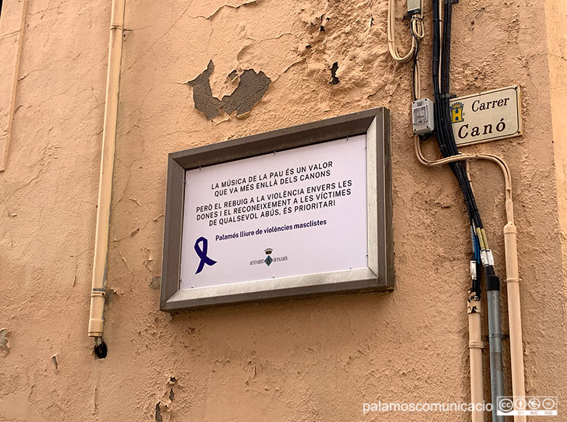 Coinicidint amb el 25N, l'Ajuntament de Palamós ha decidit tapar la placa dedicada al compositor Ortega Monasterio.