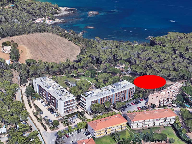 Delimitat de color vermell, la zona aproximada on s'aixecarà el nou edifici. (Foto: Google Earth).