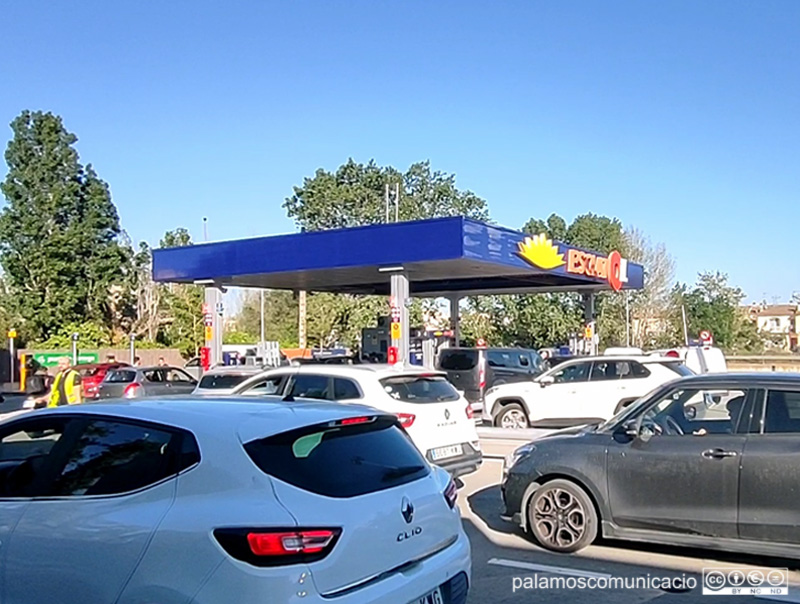 Cues de vehicles per posar carburant ahir a la gasolinera de l'Esclat.