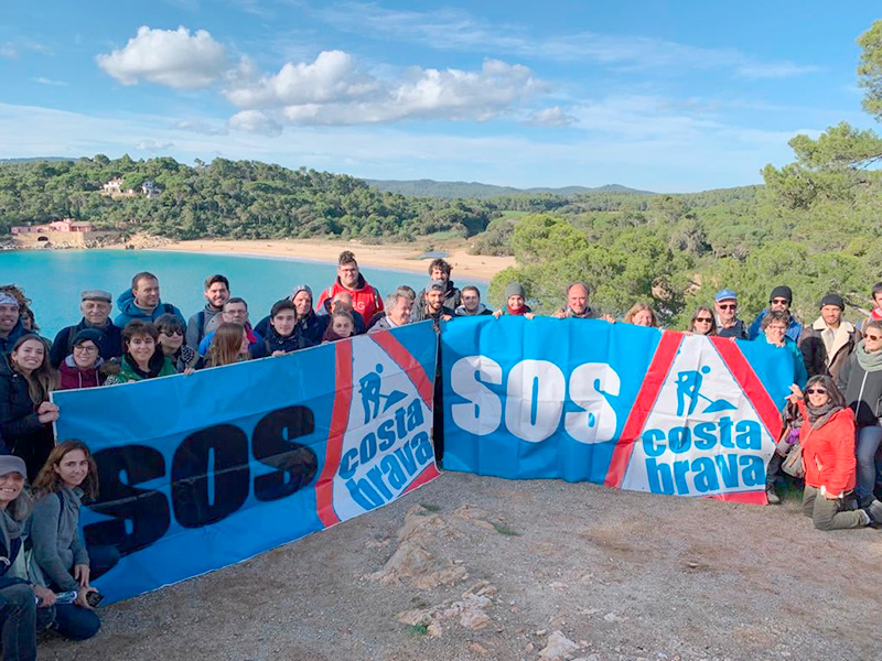 Representants de SOS Costa Brava al poblat iber de Castell, en una imatge d'arxiu. (Foto: SOS Costa Brava).