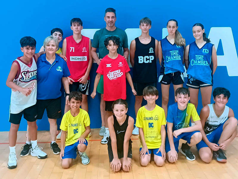 Juan Carlos Navarro va visitar ahir el campus d'estiu del CE Palamós. (Foto: CE Palamós).