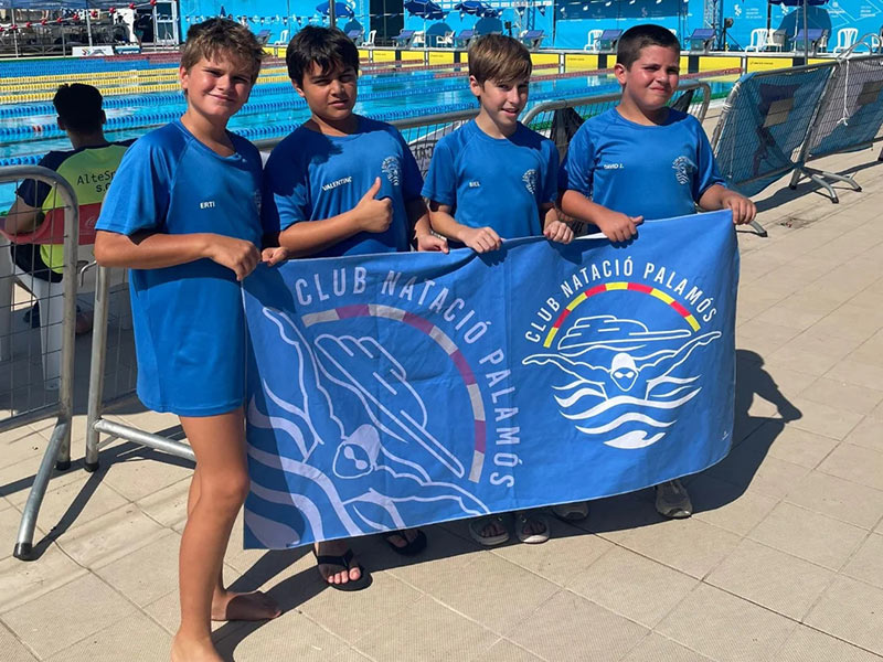 Els nedadors del CN Palamós David Jiménez,  Erti Torró, Biel Núñez i Valentino Di Sabato, aquest passat cap de setmana a Tarragona. (Foto: CN Palamós)