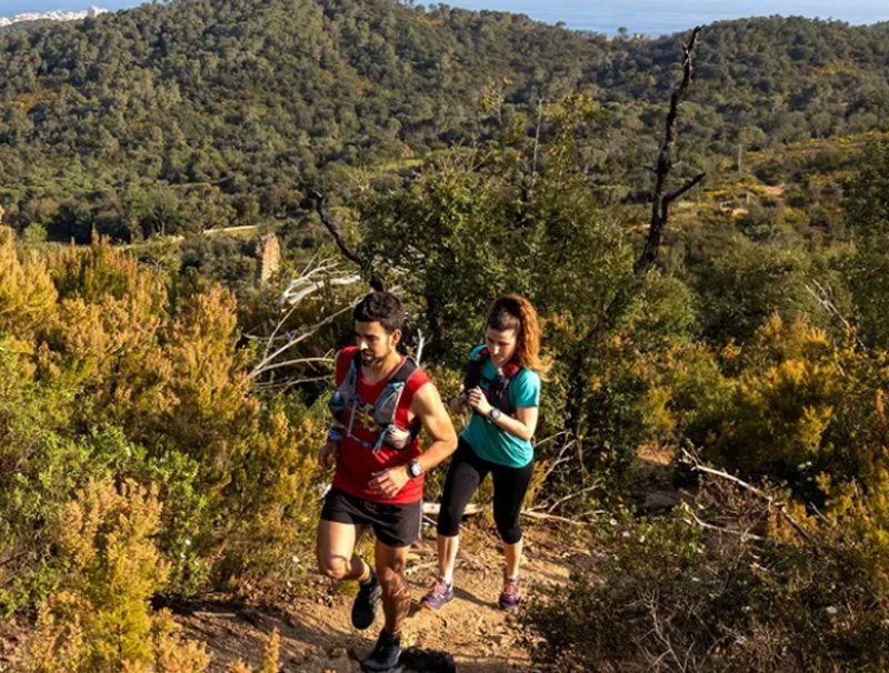 Les sortides de trailrunning recorren pistes i camins de muntanya. (Foto: A.A. Palamós).
