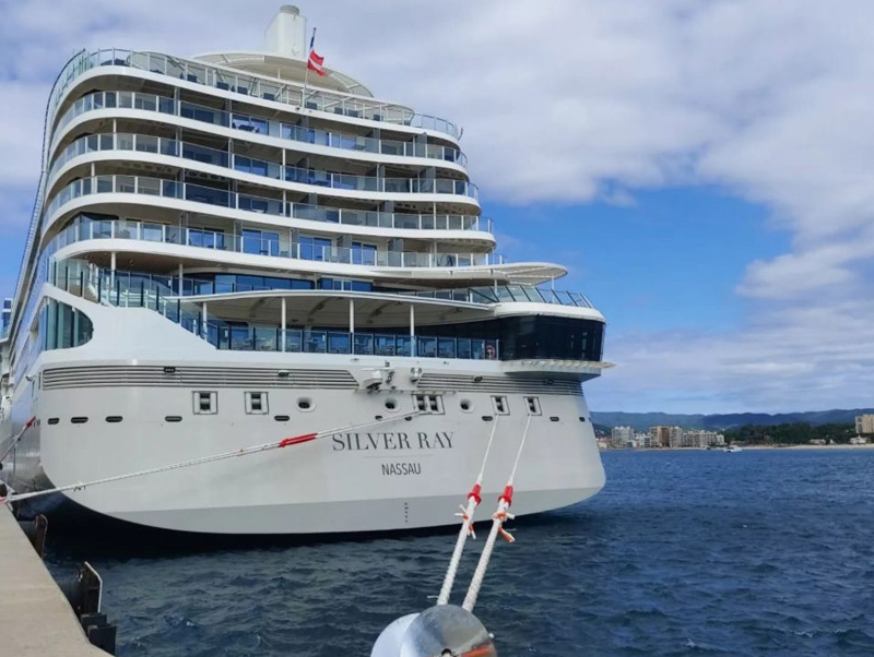 El Silver Ray durant la seva escala inaugural al port de Palamós, l'any passat. (Foto: Ports de la Generalitat).