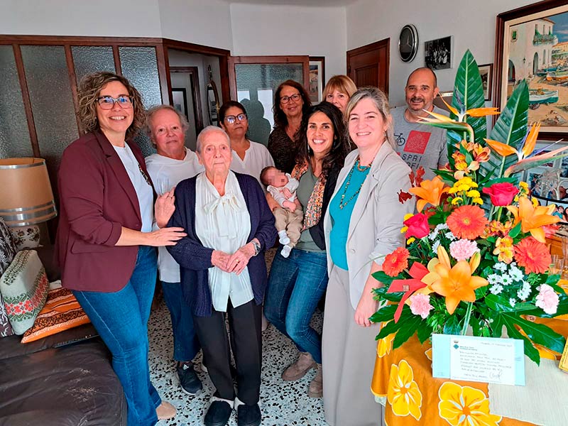 Al centre, Lluïsa Jiménez, amb l’alcaldessa i la regidora de Gent Gran, acompanyades de familiars de l’homenatjada. (Foto: Ajuntament Palamós).