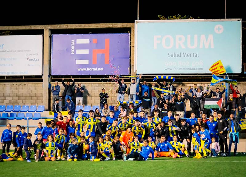 Jugadors del Palamós i afició celebrant la victòria del passat diumenge. (Foto: Palamós CF - Laura Heras).