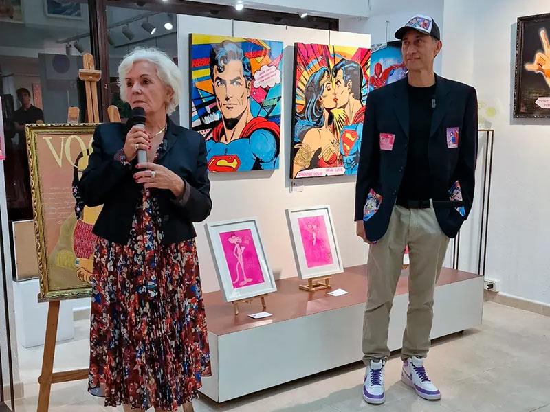 Isabel Castro i Juan Carlos Flores, aquest dissabte durant la inauguració de l'exposició 'My Pop Street Art'. (Foto: Galeria Monalisi).