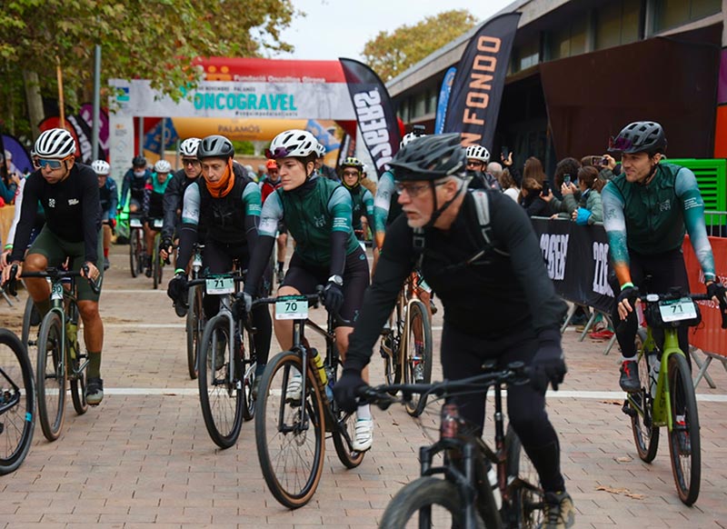 95 equips i més de 500 ciclistes van participar dissabte a l'Oncogravel. (Foto: Fundació Oncolliga Girona).