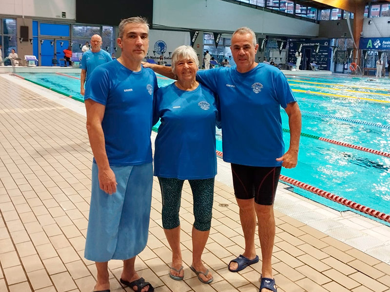 Xavier Bastús, a l'esquerra, acompanyat per Roser Castillo i Pere Puig al XXIIè Trofeu Federació de Sabadell. (Foto: CN Palamós).